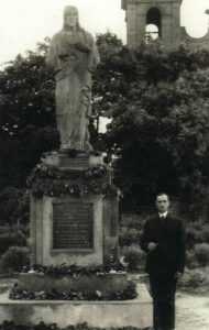 2. Jonas Požarskas prie savo funduoto paminklo. 1934 m.