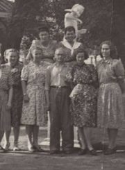 Panevėžio ryšių mazgo darbuotojai miesto sode. Panevėžys, apie 1955 m. V. Šinskio nuotrauka iš Panevėžio kraštotyros muziejaus rinkinių