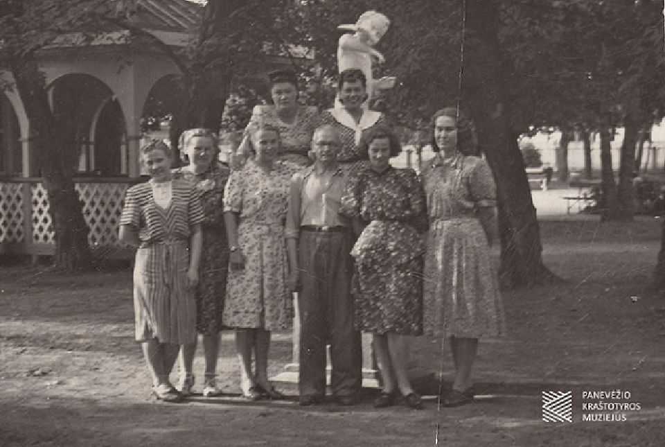 Panevėžio ryšių mazgo darbuotojai miesto sode. Panevėžys, apie 1955 m. V. Šinskio nuotrauka iš Panevėžio kraštotyros muziejaus rinkinių