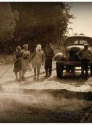 Moterų asfaltuotojų brigada asfaltuoja kelią Panevėžio rajone. 1965 m. Nuotrauka iš Panevėžio 5-osios kelių statybos valdybos (įkurta 1965 m.) darbuotojo Romo Sabo asmeninio archyvo