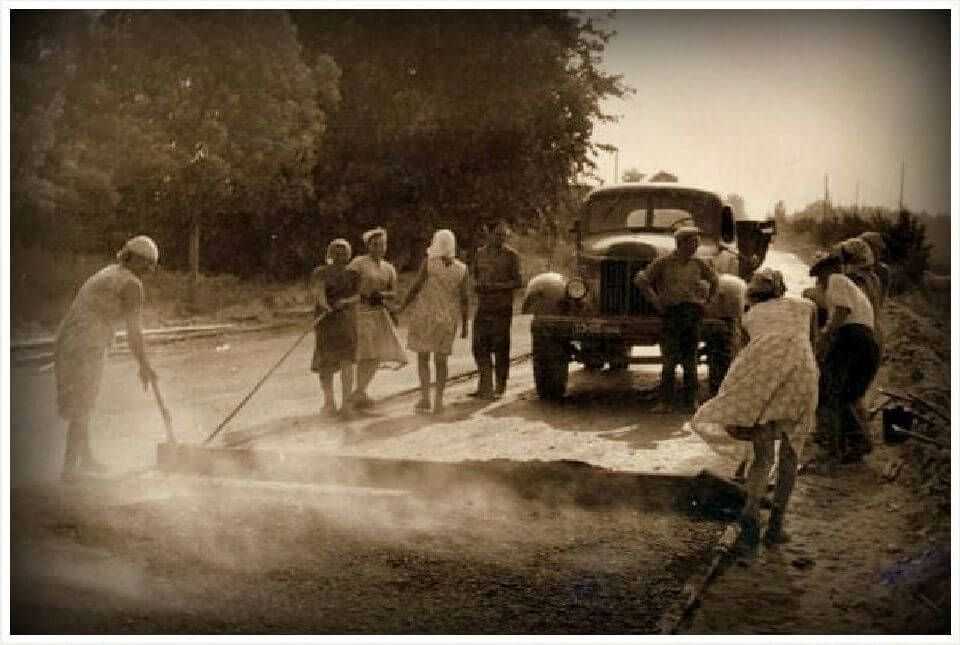 Moterų asfaltuotojų brigada asfaltuoja kelią Panevėžio rajone. 1965 m. Nuotrauka iš Panevėžio 5-osios kelių statybos valdybos (įkurta 1965 m.) darbuotojo Romo Sabo asmeninio archyvo