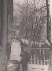 3. Algimantas Bajarūnas prie namo Donelaičio gatvėje. Apie 1960 m.