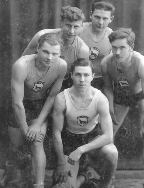 1. Biržų klubo „Vilkas“ krepšininkai. 1943 m. Panevėžio kraštotyros muziejaus nuotrauka