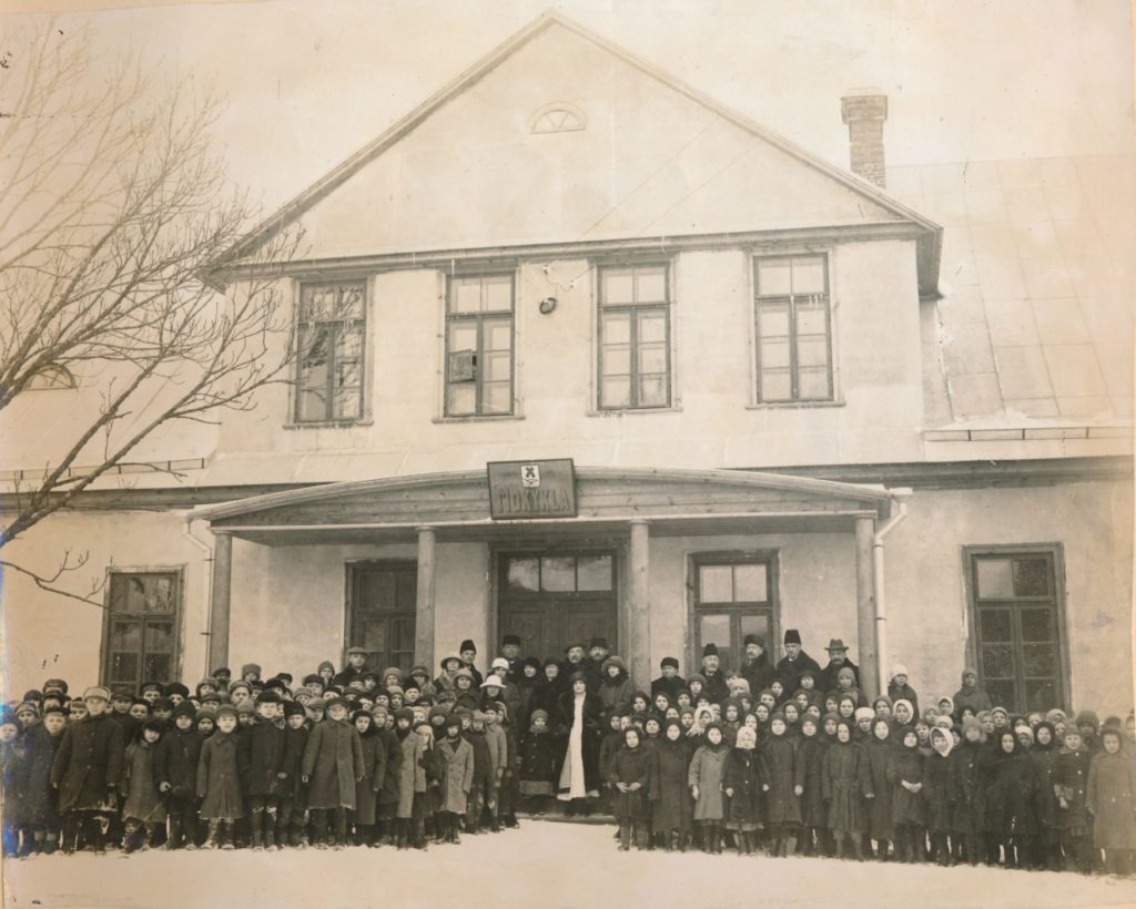 Panevėžio miesto pradžios mokyklos Nr. 1 atidarymo komisija su mokiniais. Panevėžys. 1924 m. Panevėžio apskrities Gabrielės Petkevičaitės-Bitės viešoji biblioteka, Pavienių rankraščių fondas F8-637