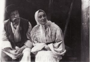 Vaižgantas „Nebylys“ (R. Samulevičiaus inscenizacija; rež. Algimantas Pociūnas), 1990 m. Romualdas Urvinis – Kepelė, Danutė Vidugirytė – Kepelienė. Fotogr. Kazimiero Vitkaus. PAVB FKV-266/4-1