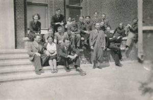 2. Panevėžio cukraus fabriko darbuotojai prie fabriko pastato. 1941 m. Panevėžio apskrities Gabrielės Petkevičaitės-Bitės viešosios bibliotekos rinkinys