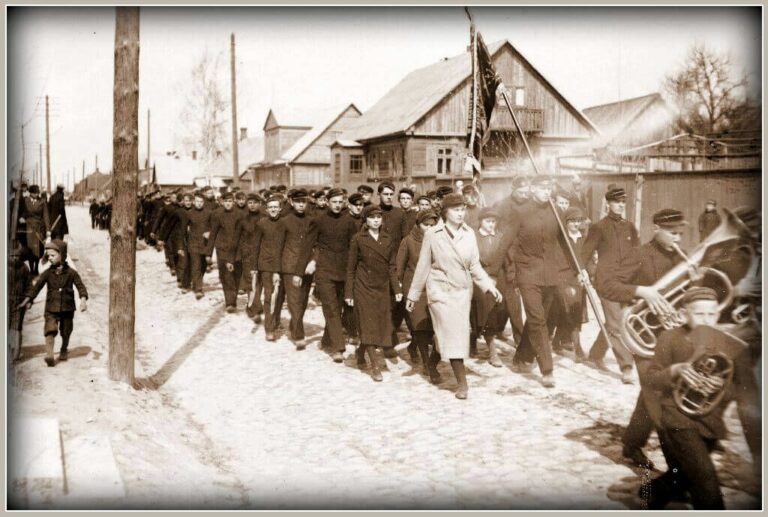 Smėlynės gatvė Panevėžyje. Valstybinės berniukų gimnazijos moksleiviai žygiuoja po talkos mergaičių gimnazijoje. Apie 1934 m. Nuotrauka iš V. R. Vitkausko kopijų kolekcijos
