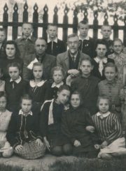 Panevėžio miesto jaunieji „mičiurininkai“ su globėjais, pedagogais Matu Grigoniu ir Broniumi Žiauniu. Panevėžys. 1945 m. PAVB, Vytauto ir Silvijos Vilkončių šeimos fondas F154-255