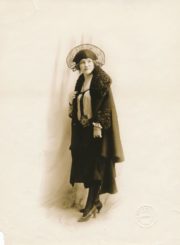 Aktorė, režisierė Unė Babickaitė. Fotoateljė White Studio. Bostonas (JAV). Apie 1920–1925 m. PAVB, Unės Babickaitės fondas F124-36