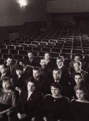 Senajame Panevėžio dramos teatre. Apie 1960 m. 3-oje eilėje, 3-as iš dešinės – Mykolas Valdas Jatautis. PAVB FKV-311/51