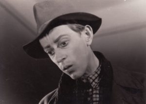 Mykolas Valdas Jatautis filme „Nei šis, nei tas“ (rež. Gediminas Karka, operatoriai Petras Slapinskas ir Kazimieras Vitkus). Panevėžys, 1957 m. Fotogr. Kazimiero Vitkaus. PAVB FKV-306/14-8