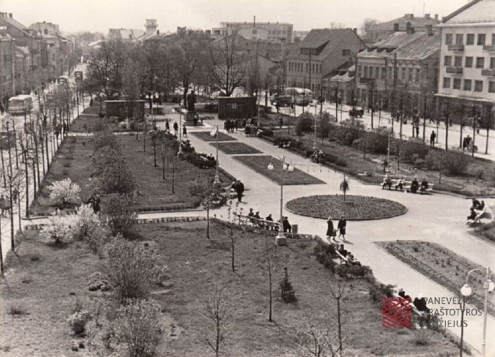Panevėžys, Lenino aikštė (dab. – Laisvės) apie 1964 m. Nuotrauka iš Panevėžio kraštotyros muziejaus rinkinių
