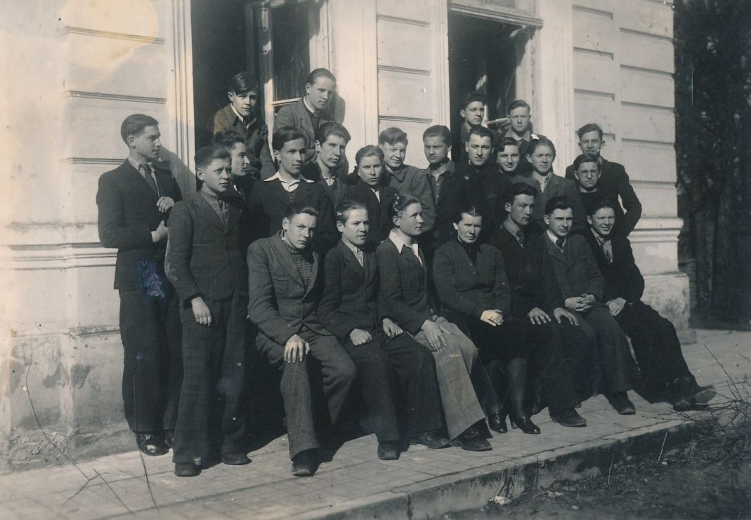 Panevėžio 1-osios gimnazijos 6a klasės moksleiviai su klasės auklėtoja O. Rajeckiene. 1945 m. balandžio 23 d. Nuotrauką saugo Panevėžio apskrities Gabrielės Petkevičaitės-Bitės viešosios bibliotekos rankraštynas
