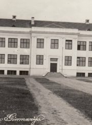 1. Panevėžio valstybinės mergaičių gimnazijos pastatas. XX a. 4 deš. Nuotrauka iš Panevėžio kraštotyros muziejaus rinkinių
