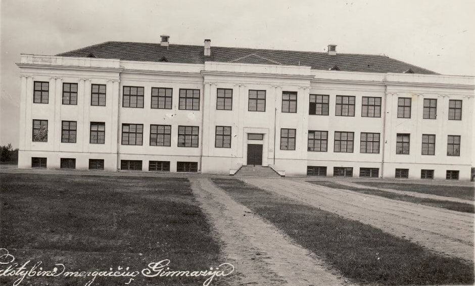 1. Panevėžio valstybinės mergaičių gimnazijos pastatas. XX a. 4 deš. Nuotrauka iš Panevėžio kraštotyros muziejaus rinkinių