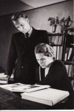 Pora ir darbe, ir gyvenime – Eugenija Šulgaitė ir Gediminas Karka. Panevėžys, 1953 m. Fotogr. Kazimiero Vitkaus. PAVB FKV-420/1-1