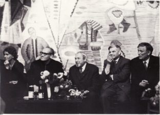 Iš dešinės: Kazimieras Vitkus, Vaclovas Blėdis, Juozas Miltinis. Kairėje – Eugenija Šulgaitė. Kijevas, 1980 m. PAVB FKV-444/10