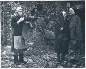 Eugenija Šulgaitė – Motina (viduryje) ir Vija Artmane – Ana (dešinėje) filme „Svetimos aistros“(rež. Janis Streičs), Rygos kino studija. 1983 m. (ekranizacija pagal Mykolo Sluckio apysaką „Svetimos aistros“. PAVB F14-1