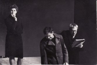Aktoriai Eugenija Šulgaitė ir Donatas Banionis su režisieriumi Juozu Miltiniu spektaklio repeticijoje. Panevėžys, 1966 m. Fotogr. Kazimiero Vitkaus. PAVB FKV-408/5-2