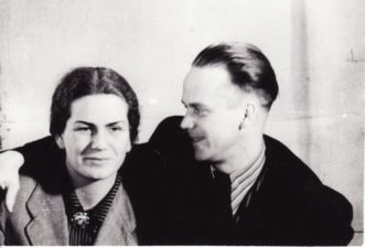 Eugenija Šulgaitė ir Gediminas Karka. Panevėžys, 1955 m. Fotogr. Kazimiero Vitkaus. PAVB FKV-422/3-2