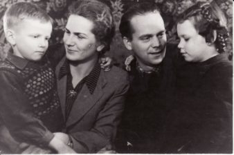 Karkų šeima: Andrius Karka, Eugenija Šulgaitė-Karkienė, Gediminas Karka, Kristina Karkaitė. Panevėžys, 1955 m. Fotogr. Kazimiero Vitkaus. PAVB FKV-422/4-1