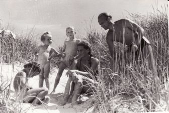 Eugenija Šulgaitė su vyru Gediminu, vaikais Andriumi ir Kristina bei Joana Karkaite Palangoje. Apie 1955 m. Fotogr. Kazimiero Vitkaus. PAVB FKV-422/7-1