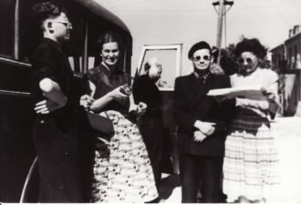 Gastrolių metu Kalvarijoje, 1955 m. Iš kairės 2-a – Eugenija Šulgaitė, 3-as – Vaclovas Blėdis. Fotogr. Kazimiero Vitkaus. PAVB FKV-299/9-1