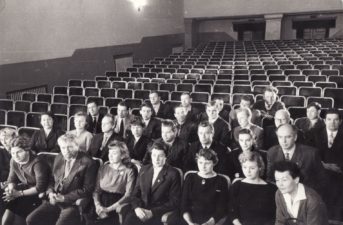 Aktoriai su režisieriumi Juozu Miltiniu senojo teatro salėje. Eugenija Šulgaitė 1-oje eilėje, 2-a iš kairės. 1960 m. PAVB FKV-440-4