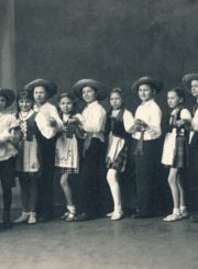 Panevėžio miesto pradžios mokyklos Nr. 1 ketvirtos klasės šokių ratelis. Iš kairės: 1-a Teresė Mikeliūnaitė. Fotogr. J. Žitkaus. 1938 m. Panevėžio apskrities Gabrielės Petkevičaitės-Bitės viešoji biblioteka, Teresės Mikeliūnaitės fondas F50-346