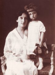 Būsimoji literatūrologė Vanda Zaborskaitė su savo mama Kamilija Zaborskiene. Panevėžys. Apie 1926–1927 m. Panevėžio apskrities Gabrielės Petkevičaitės-Bitės viešosios bibliotekos skaitmeninis archyvas