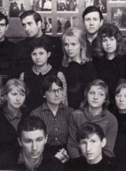 Panevėžio dramos teatro studijos lankytojai, būsimieji aktoriai. 1-oje eilėje, dešinėje Enrikas Kačinskas, 2-oje eilėje, 2-a iš kairės Irena Vasiulytė, 4-oje eilėje, 2-as iš kairės Algirdas Paulavičius, 3-ias Juozas Valužis, 4-as Vidmantas Kereminas. Panevėžys, apie 1965 m. PAVB FJM-893