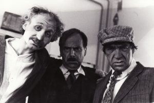 Vienuolis „Prieblandoje“ (rež. Juozas Miltinis 1945–1989 m. ), 1981 m. Enrikas Kačinskas – Virvalas, Gediminas Karka – Piršlys, Romualdas Urvinis – Samodukas grimo kambaryje. Fotogr. Kazimiero Vitkaus. PAVB FKV-87/8-2