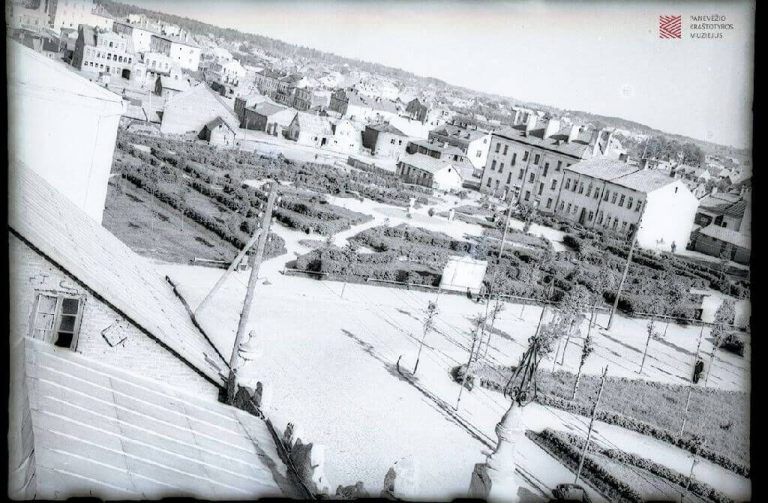 Panevėžio miesto vaizdas nuo Lenino (dabar Laisvės) a. 1 pastato stogo. 1955 m. P. Aleksandravičiaus nuotrauka