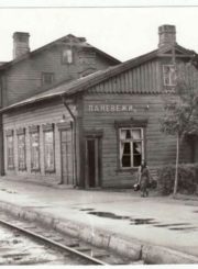 Senoji Panevėžio geležinkelio stotis apie 1970 m. Nuotrauka iš Panevėžio kraštotyros muziejaus rinkinių