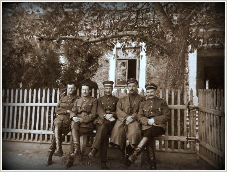 1. Panevėžio komendantūros darbuotojai. Antras iš dešinės komendantas T. Chodakauskas. 1920 m.