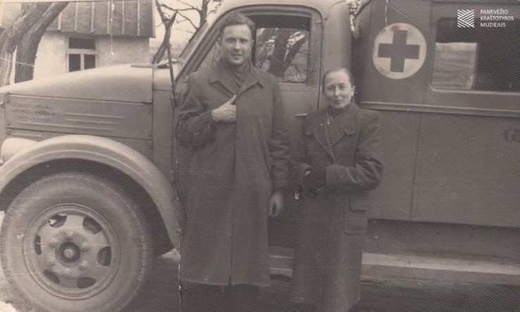 Vienas iš pirmųjų Ramygalos rajoninės ligoninės automobilių. 1955 m.
