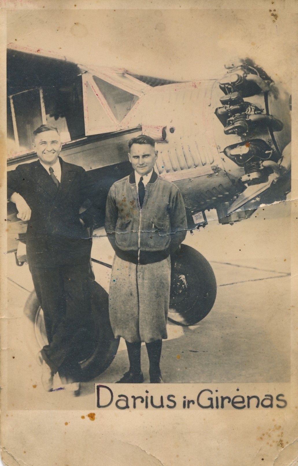 Lakūnai Steponas Darius ir Stasys Girėnas prie lėktuvo „Lituanica“. [JAV. 1932 m.]. Panevėžio apskrities Gabrielės Petkevičaitės-Bitės viešoji biblioteka, Pavienių rankraščių fondas F8-662
