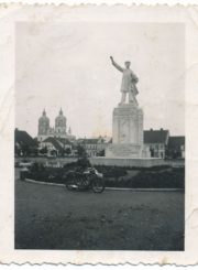 Mokytojas Bronislovas Žiaunys prie paminklo rašytojui, tautinio atgimimo skleidėjui, laikraščio „Varpas“ redaktoriui, gydytojui Vincui Kudirkai (paminklo aut. skulpt. V. Grybas, 1934). Kudirkos Naumiestis (Šakių r.). 1937 m. Panevėžio apskrities Gabrielės Petkevičaitės-Bitės viešoji biblioteka, Vytauto ir Silvijos Vilkončių fondas F154-244