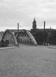 Laisvės tiltas Panevėžyje. Apie 1957 m. Dešinėje – senoji miesto pirtis Pirties g. 1. Iš R. V. Vitkausko asmeninės nuotraukų kolekcijos