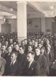 Panevėžio apskrities pradžios mokyklų mokytojų konferencijos, įvykusios 1934 m. birželio 1–2 d. Centralinio knygyno Panevėžio skyriaus patalpose, dalyviai. Panevėžio apskrities Gabrielės Petkevičaitės-Bitės viešoji biblioteka, Pavienių rankraščių fondas F8