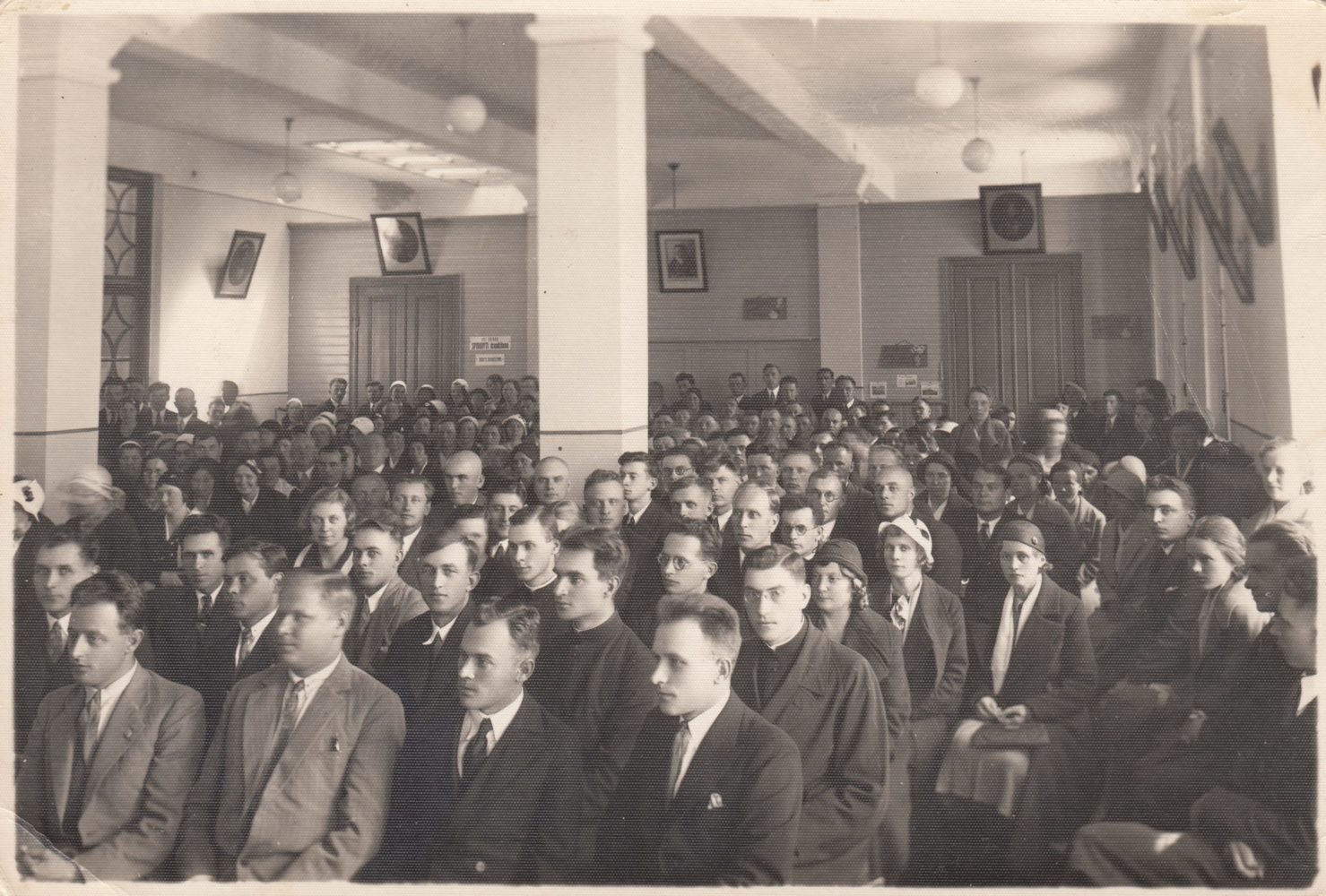 Panevėžio apskrities pradžios mokyklų mokytojų konferencijos, įvykusios 1934 m. birželio 1–2 d. Centralinio knygyno Panevėžio skyriaus patalpose, dalyviai. Panevėžio apskrities Gabrielės Petkevičaitės-Bitės viešoji biblioteka, Pavienių rankraščių fondas F8