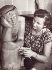 Ieva Sakalauskaitė-Pocius prie savo kūrinio. Apie 1969 m. Panevėžio apskrities Gabrielės Petkevičaitės-Bitės viešoji biblioteka, Aleksandro ir Eugenijos Sakalauskų šeimos skaitmeninis archyvas