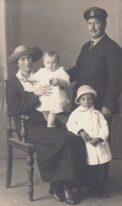 Aleksandras ir Eugenija Sakalauskai su dukra Ieva ir sūnumi Kęstučiu. Apie 1924 m. Panevėžio apskrities Gabrielės Petkevičaitės-Bitės viešoji biblioteka, Aleksandro ir Eugenijos Sakalauskų šeimos skaitmeninis archyvas