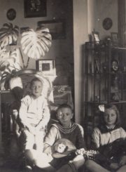 Ieva Sakalauskaitė su broliais Algirdu ir Kęstučiu (viduryje). Piniava (Panevėžio r.). 1935 m. Panevėžio apskrities Gabrielės Petkevičaitės-Bitės viešoji biblioteka, Aleksandro ir Eugenijos Sakalauskų šeimos skaitmeninis archyvas