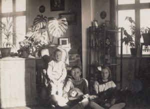 Ieva Sakalauskaitė su broliais Algirdu ir Kęstučiu (viduryje). Piniava (Panevėžio r.). 1935 m. Panevėžio apskrities Gabrielės Petkevičaitės-Bitės viešoji biblioteka, Aleksandro ir Eugenijos Sakalauskų šeimos skaitmeninis archyvas