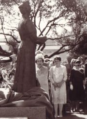 Didžiosios Britanijos karalienė Elžbieta II (kairėje) paminklo Australijos rašytojai, politikei, visuomenės veikėjai, kovotojai už moterų teises Catherine Helen Spence (autorė I. Sakalauskaitė-Pocienė) atidengimo iškilmėse Adelaidėje. 1986 m. Panevėžio apskrities Gabrielės Petkevičaitės-Bitės viešoji biblioteka, Aleksandro ir Eugenijos Sakalauskų šeimos skaitmeninis archyvas