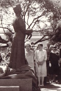 Didžiosios Britanijos karalienė Elžbieta II (kairėje) paminklo Australijos rašytojai, politikei, visuomenės veikėjai, kovotojai už moterų teises Catherine Helen Spence (autorė I. Sakalauskaitė-Pocienė) atidengimo iškilmėse Adelaidėje. 1986 m. Panevėžio apskrities Gabrielės Petkevičaitės-Bitės viešoji biblioteka, Aleksandro ir Eugenijos Sakalauskų šeimos skaitmeninis archyvas