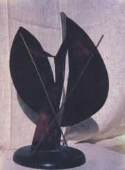 Sakalauskaitė-Pocius, Ieva. Forma. Metalas. H – 60 cm. Apie 1970 m. // Krantai. 1991, rugsėjo–spalio mėn, p. 70