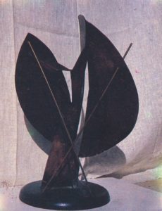 Sakalauskaitė-Pocius, Ieva. Forma. Metalas. H – 60 cm. Apie 1970 m. // Krantai. 1991, rugsėjo–spalio mėn, p. 70