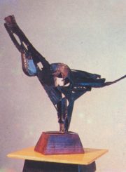 Sakalauskaitė-Pocius, Ieva. Paukščio forma. Metalas. H – 50 cm. Apie 1975 m. // Krantai. 1991, rugsėjo–spalio mėn, p. 70